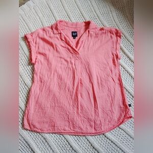 GAP Women's Coral Collar Shirt Size Medium!